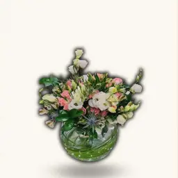 A Circle of Beauty - Natural Roses in A Transparent Vase